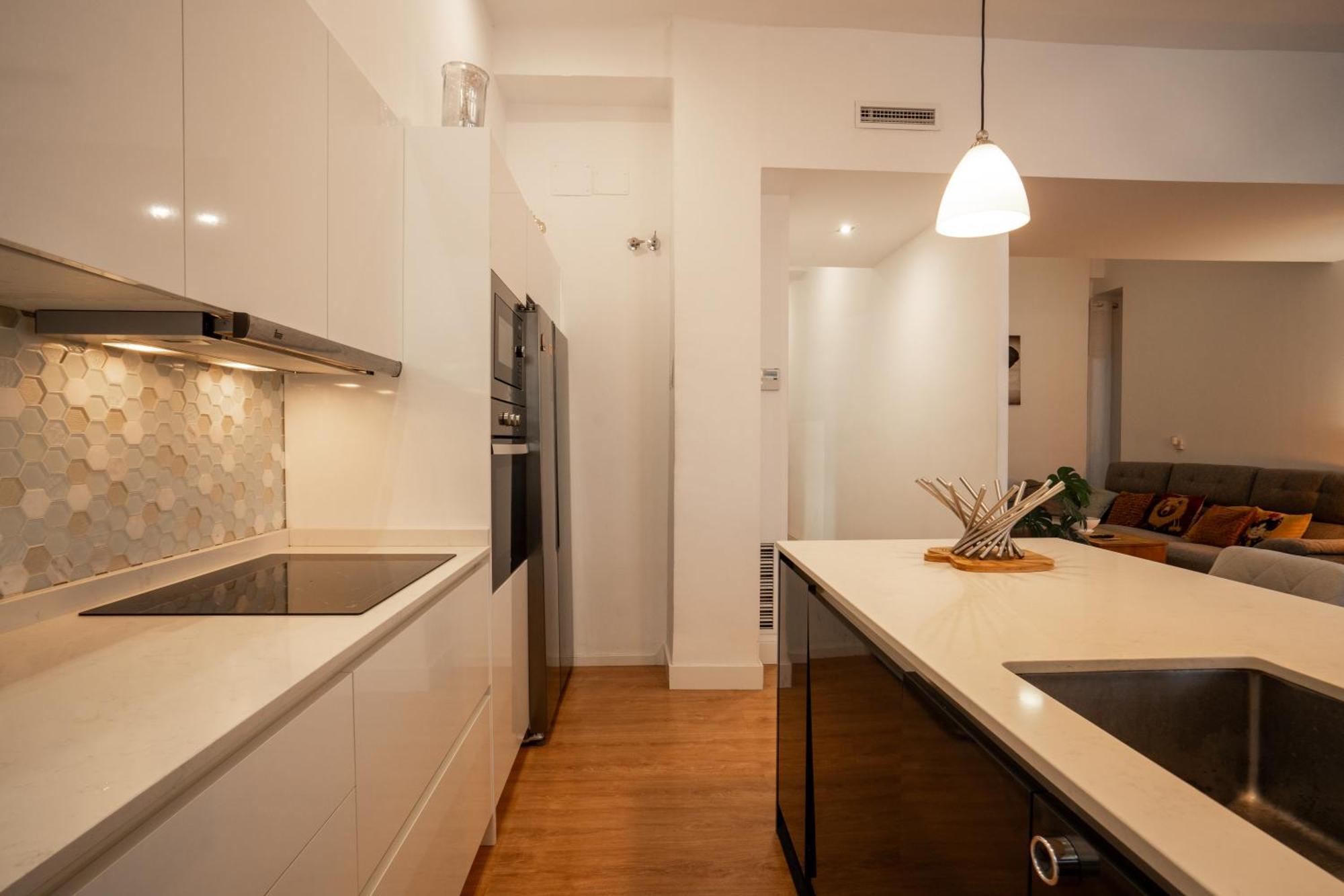 Con Terraza Y Bano Privado Y Comodidades Compartidas Habitación en casa particular Valencia